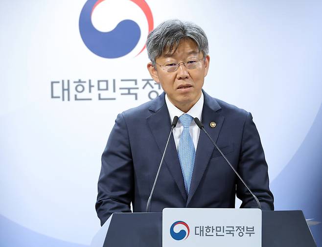 김이탁 국토교통부 제1차관이 12일 오전 서울 종로구 정부서울청사에서 토지거래허가구역에서 주택 매수자에게 적용되는 실거주 의무를 세입자가 있는 모든 주택을 대상으로 한시 유예(매수자가 무주택자인 경우에 한함)하는 방안에 대해 설명하고 있다. [연합]