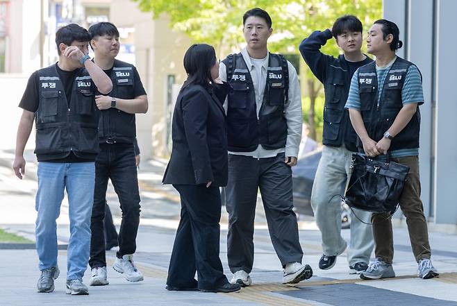 최승호(왼쪽 네 번째) 초기업노동조합 삼성전자지부 위원장을 비롯한 노조원들이 13일 경기 수원시 수원지방법원에서 열린 삼성전자 ‘위법 쟁의행위 금지’ 가처분 신청 2차 심문에 출석하고 있다. 법원이 가처분을 인용할 경우 파업의 동력은 크게 약화될 수 있어, 이번 결정이 사태의 중대한 분수령이 될 전망이다. 법원의 판단은 14일 또는 15일쯤 나올 것으로 예상된다. 수원=윤창빈 기자