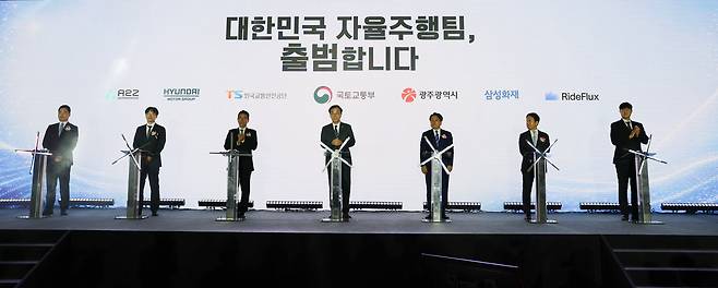 13일 광주 김대중컨벤션센터에서 열린 자율주행 실증도시 조성 사업 업무협약식에서 주요 참석자들이 전자 서명에 앞서 기념촬영을 하고 있다. 왼쪽부터 한지형 오토노머스A2Z 대표, 박민우 현대차·기아 AVP본부장(사장), 정용식 한국교통안전공단 이사장, 김윤덕 국토교통부 장관, 강기정 광주광역시장, 이문화 삼성화재 사장, 박중희 라이드플럭스 대표. [현대차 제공]