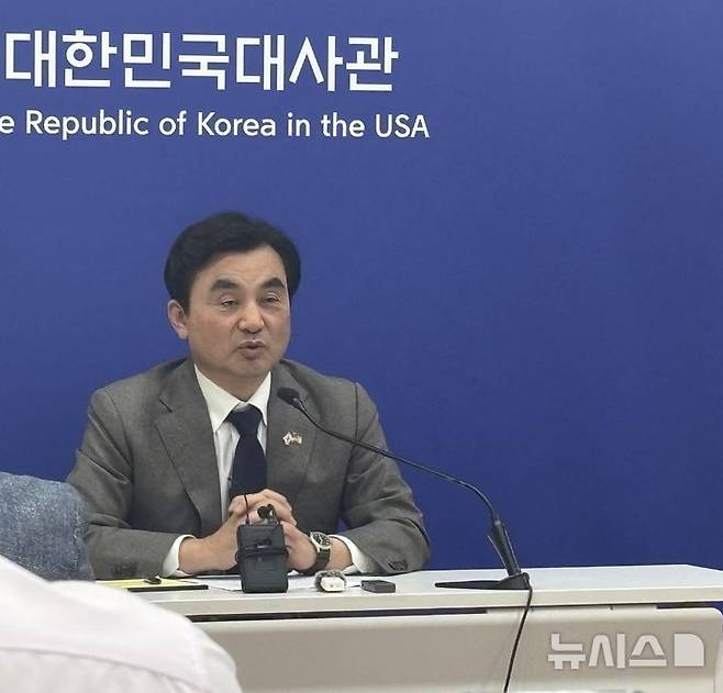 [워싱턴=뉴시스]이윤희 특파원 = 안규백 국방부 장관이 12일(현지 시간) 미 워싱턴DC 주미대사관에서 특파원 간담회를 진행하고 있다. 2026.05.13.