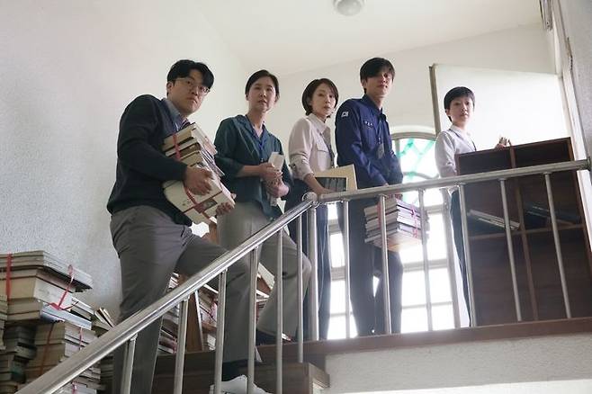 [서울=뉴시스] 연극 '사사로운 사서' (사진=국립극단 제공) 2026.05.13. photo@newsis.com *재판매 및 DB 금지