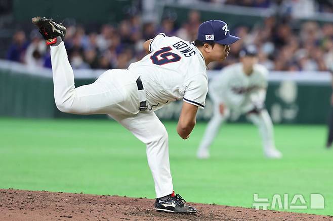 [도쿄=뉴시스] 권창회 기자 = 8일 일본 도쿄돔에서 열린 2026 WBC 조별리그 C조 3차전 한국과 대만의 경기, 9회초 한국 고우석이 역투하고 있다. 2026.03.08. kch0523@newsis.com