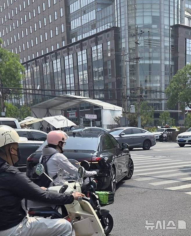 [베이징=뉴시스] 박정규 특파원 = 도널드 트럼프 미국 대통령의 방중 당일인 13일 오후 경비가 삼엄해진 가운데 미국 대표단의 숙소로 추정되는 베이징 차오양구 포시즌스호텔 주변에 차량 검색대가 설치돼있다. 2026.05.13 photo@newsis.com