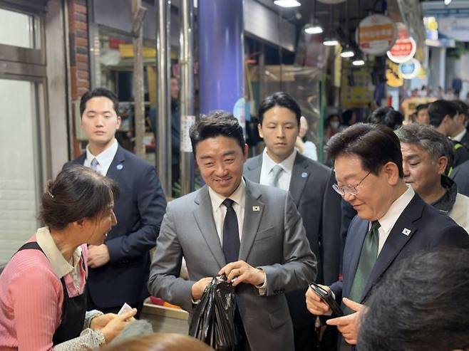 [서울=뉴시스]이재명 대통령은 13일 울산 동구에 위치한 남목마성시장을 예고 없이 방문해 시민들과 소통했다. (사진=강훈식 대통령비서실장 X 캡쳐) photo@newsis.com *재판매 및 DB 금지