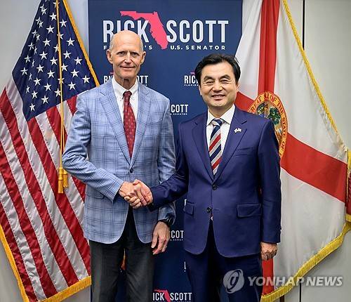 안규백 국방부 장관, 미 상원 군사위 해양력소위원장 접견 (서울=연합뉴스) 안규백 국방부 장관(오른쪽)이 지난 11일(현지시간) 미국 워싱턴 D.C.에서 릭 스캇 미 상원 군사위 해양력소위원장을 만나 악수하며 기념 촬영하고 있다. 2026.5.13 [국방부 제공. 재판매 및 DB 금지] photo@yna.co.kr