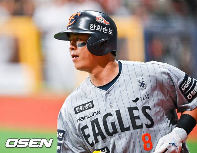 [OSEN=고척, 민경훈 기자] 1회초 한화 노시환이 중월 만루 홈런을 때린 후 홈을 밟으며 기뻐하고 있다. 2026.05.12&nbsp;/ rumi@osen.co.kr