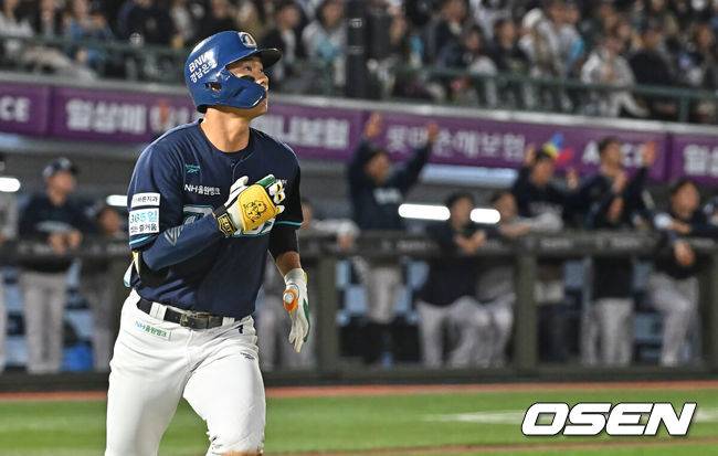 [OSEN=부산, 이석우 기자] 12일 부산 사직야구장에서 2026 신한 SOL KBO 리그 롯데 자이언츠와 NC 다이노스의 경기가 열렸다. 홈팀 롯데는 로드리게스가, 방문팀 NC는 라일리가 선발 출전했다.NC 다이노스 김주원이 7회초 2사 1,2루 우월 3점홈런을 치고 그라운드를 돌고 있다. 2026.05.12 / foto0307@osen.co.kr