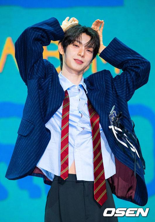 [OSEN=민경훈 기자] 그룹 플레어 유(FLARE U)의 미니 1집 'YOUTH ERROR'(유스 에러) 데뷔 쇼케이스가 13일 서울 한남동 블루스퀘어에서 열렸다. 앨범 'YOUTH ERROR'는 두 청춘이 한 팀으로 만나 서로를 보완하며 하나의 빛을 만들어가는 과정을 그려 낸다. 타이틀곡을 포함해 ‘Hyper’(하이퍼), ‘우니까 (Don’t Cry)’, ‘MIRACLE’(미라클), ‘WOO-HOO’(우-후), ‘놀이터 (Playground)’까지 다채로운 감성의 총 6곡이 수록됐다. 플레어 유의 최립우가 포즈를 취하고 있다. 2026.05.13 / rumi@osen.co.kr