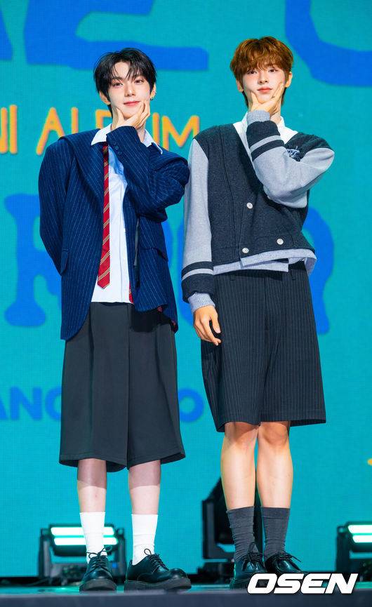 [OSEN=민경훈 기자] 그룹 플레어 유(FLARE U)의 미니 1집 'YOUTH ERROR'(유스 에러) 데뷔 쇼케이스가 13일 서울 한남동 블루스퀘어에서 열렸다. 앨범 'YOUTH ERROR'는 두 청춘이 한 팀으로 만나 서로를 보완하며 하나의 빛을 만들어가는 과정을 그려 낸다. 타이틀곡을 포함해 ‘Hyper’(하이퍼), ‘우니까 (Don’t Cry)’, ‘MIRACLE’(미라클), ‘WOO-HOO’(우-후), ‘놀이터 (Playground)’까지 다채로운 감성의 총 6곡이 수록됐다. 플레어 유의 최립우와 강우진이 포즈를 취하고 있다. 2026.05.13 / rumi@osen.co.kr