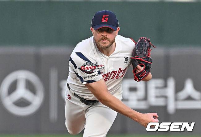 [OSEN=부산, 이석우 기자] 13일 부산 사직야구장에서 2026 신한 SOL KBO 리그 롯데 자이언츠와 NC 다이노스의 경기가 열렸다. 홈팀 롯데는 비슬리가, 방문팀 NC는 테일러가 선발 출전했다.롯데 자이언츠 선발 투수 비슬리가 역투하고 있다. 2026.05.13 / foto0307@osen.co.kr