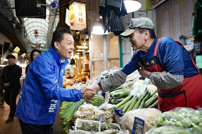 이재준 민주당 수원시장 후보가 11일 예비후보 등록 직후 전통시장을 방문해 상인들과 인사하고 있다. 이재준 캠프 제공