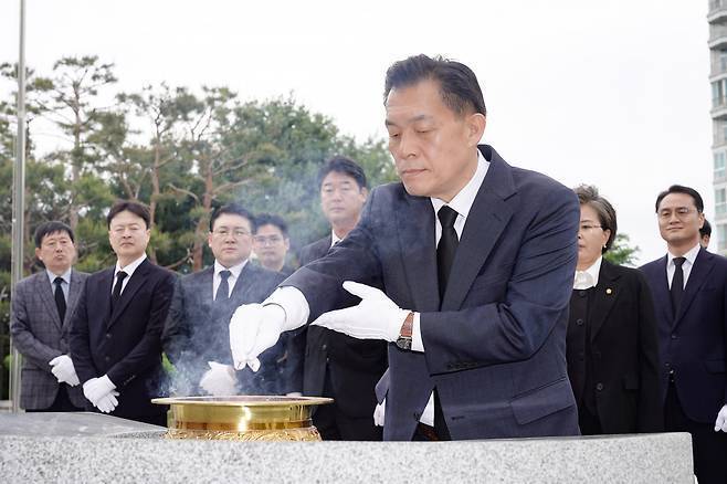 이재준 민주당 수원시장 후보가 11일 수원 현충탑을 찾아 참배하고 있다. 이재준 캠프 제공