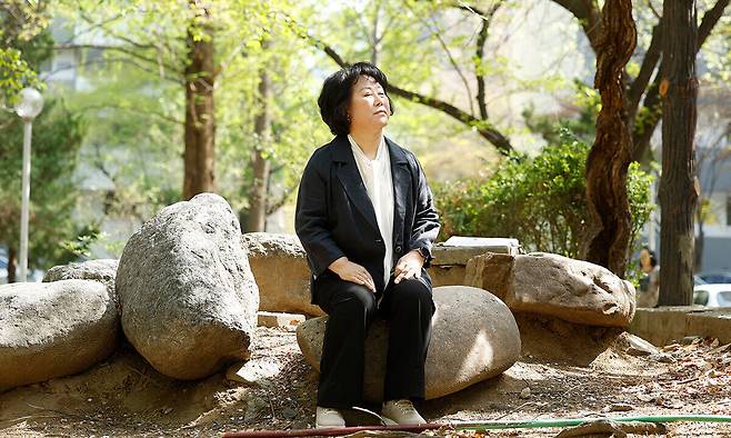 손지연 서울시 자살 유족 자조모임 자작나무 대표가 지난 4월14일 서울 강남구 대치동의 한 공원에서 인터뷰를 마치고 잠시 멈춰 서 있다. 13년 전 큰 아들을 잃은 손 대표는 자조모임을 활성화하고 유족에 대한 편견을 없애고 싶다고 말했다. 유희태 기자