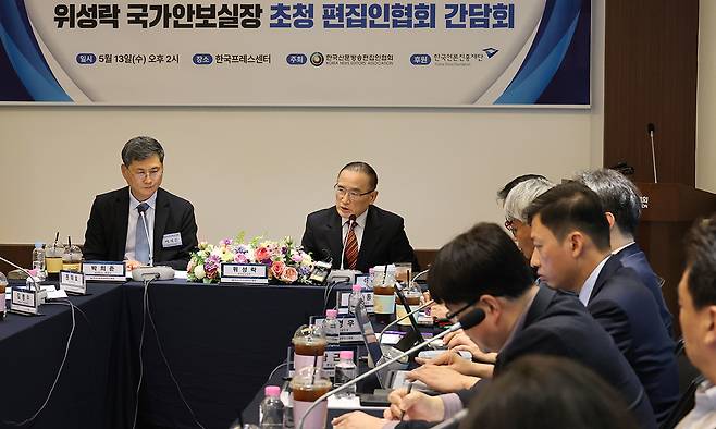 위성락 국가안보실장(왼쪽 두번째)이 13일 서울 프레스센터 한국신문방송편집인협회에서 열린 간담회에서 발언하고 있다. 위 실장은 이날 간담회에서 “미국의 ‘해양 자유 구상(MFC)’에 대한 검토를 진행하고 있다”며 호르무즈해협 안전 통항 보장을 위한 국제 공조 참여 가능성을 언급했다. 왼쪽은 세계일보 박희준 편집인. 연합뉴스
