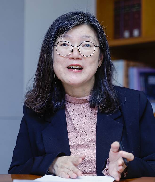 지난해 국회 법제사법위원회 수석전문위원(차관보급)을 끝으로 29년 공직생활을 마친 정성희 변호사가 지난달 28일 서울 강남구 법무법인 대륙아주 사무실에서 국회의 형법 98조(간첩법) 개정안 처리 과정을 설명하고 있다.최상수 기자