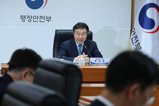 허위ㆍ가짜뉴스 대응 협의체 회의 주재하는 윤호중 장관 - 윤호중 행정안전부 장관이 지난 8일 오후 서울 종로구 정부서울청사에서 열린 허위ㆍ가짜뉴스 대응 협의체 회의를 주재하고 있다. 연합뉴스