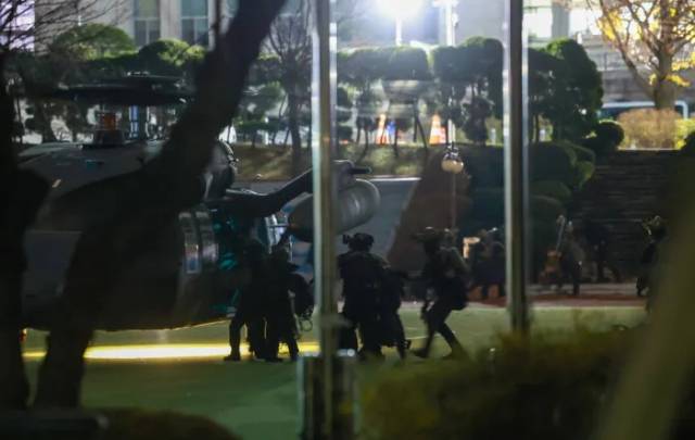 지난 2024년 12월 3일 비상계엄을 선포한 이후 4일 새벽 계엄군이 헬기를 타고 국회에 도착하고 있다. 연합뉴스