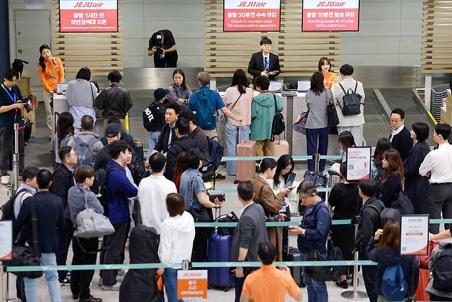 인천-제주 국내선 직항노선이 10년만에 운영을 재개한 12일 인천국제공항 1터미널에서 제주로 향하는 제주항공 승객들이 체크인을 하고 있다. 뉴스1