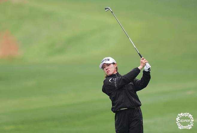 아이언 샷하는 박주영. 사진 제공=KLPGA
