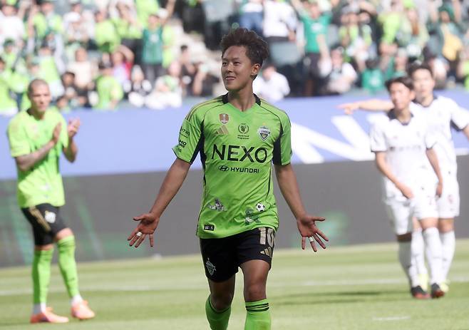 이승우가 5일 전주월드켭경기장에서 열린 하나은행 K리그1 광주FC와의 경기에서 골을 넣고 기뻐하고 있다. 연합뉴스