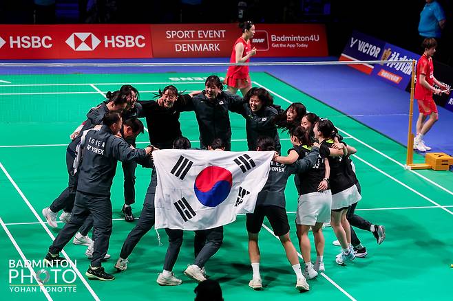 한국 여자 배드민턴 대표팀 선수들이 3일 덴마크 호르센스에서 끝난 2026 세계여자단체선수권대회(우버컵) 결승에서 중국을 꺾고 우승을 확정지은 후 세리머니를 하고 있다. 사진 제공=대한배드민턴협회