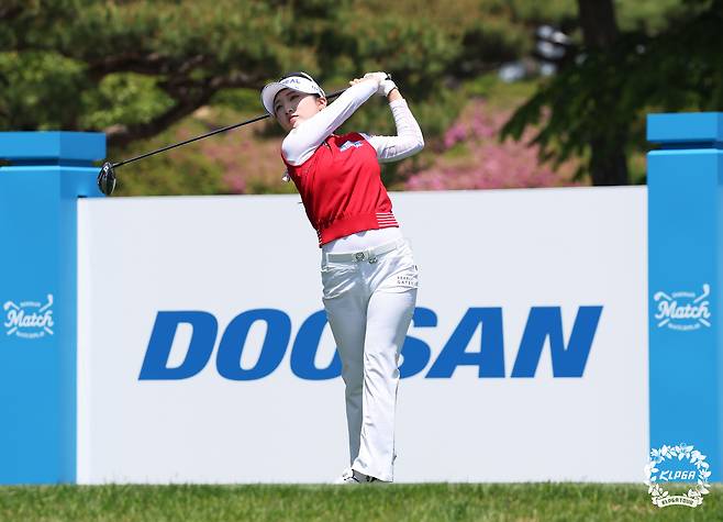 이예원이 13일 KLPGA 투어 두산 매치플레이 조별리그 1차전에서 티샷을 하고 있다. 사진 제공=KLPGA