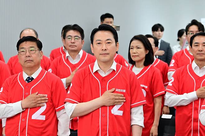장동혁 대표를 비롯한 국민의힘 의원들이 5월13일 서울 여의도 중앙당사에서 열린 국민무시 심판 공소취소 저지 국민선거대책위원회 출범식에서 국기에 경례하고 있다. ⓒ연합뉴스