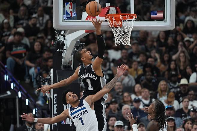 샌안토니오 빅토르 웸반야마(위)가 13일(한국시간) 프로스트 뱅크 센터에서 열린  NBA PO 2라운드 5차전서 골밑 득점을 해내고 있다. 샌안토니오｜AP뉴시스