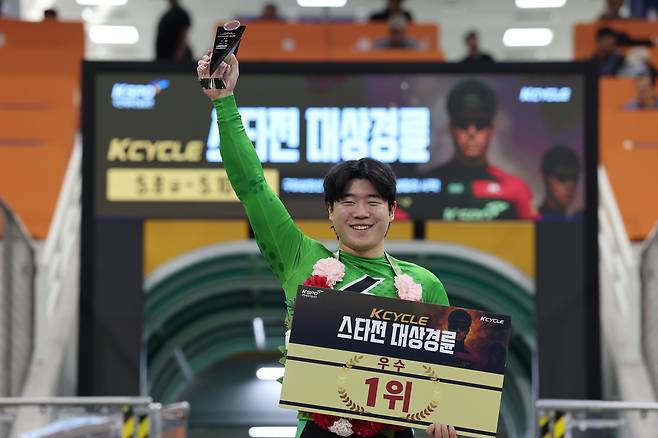 우수급 우승을 차지한 윤명호가 트로피를 들어보이며 우승을 자축하고 있다