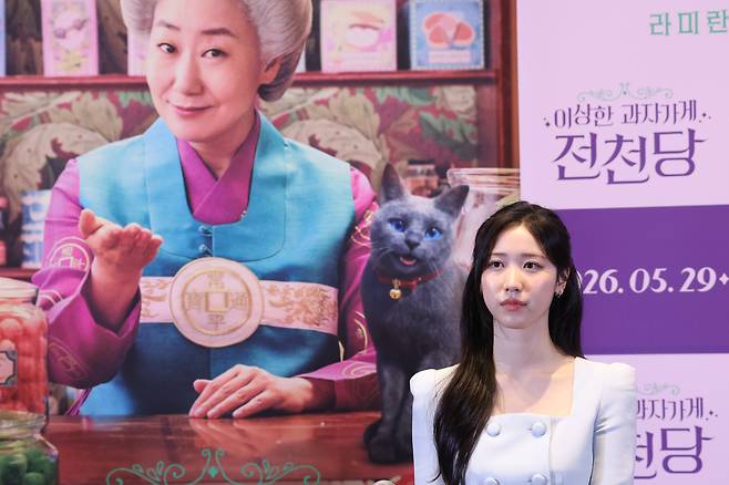 배우 이레가 13일 서울 강남구 메가박스 코엑스에서 열린 영화 ‘이상한 과자 가게 전천당’ 시사회·기자간담회에서 질문을 듣고 있다. 연합뉴스
