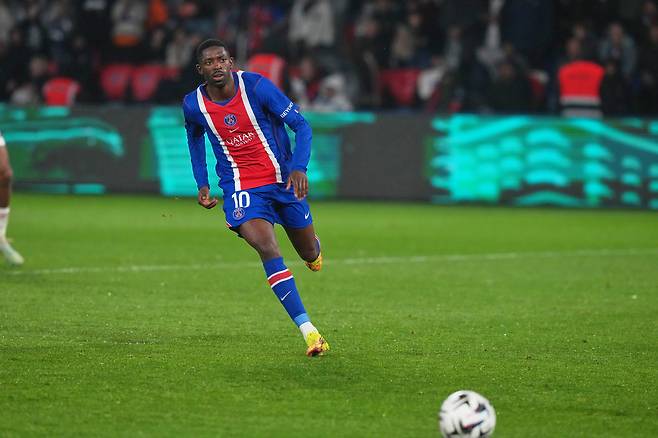 PSG 우스만 뎀벨레가 11일 브레스트전에서 볼을 향해 달리고 있다. AP연합뉴스