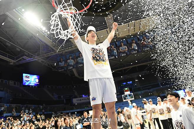 KCC 허훈이 13일 고양소노아레나에서 열린 2025~2026 LG전자 프로농구 챔피언결정전 5차전에서 첫 우승을 확정지은 뒤 세리머니를 하고 있다. KBL 제공