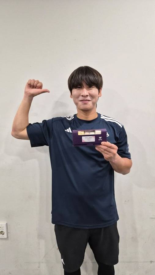 ▲ 12일 광주를 다시 찾은 뒤 전 소속팀 직원들과 팬들에게 감사 인사를 전한 박찬호 ⓒ두산베어스