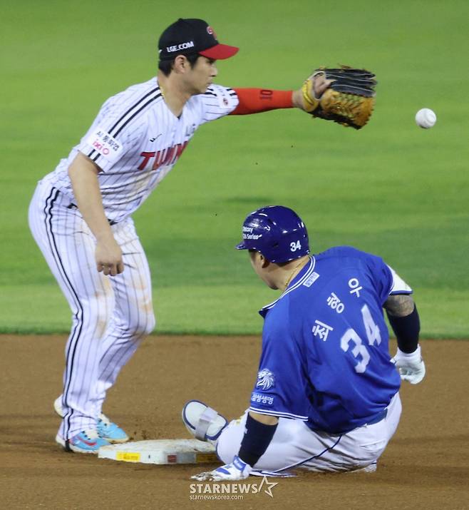 2026 신한 SOL KBO리그 LG 트윈스 대 삼성 라이온즈 경기가 12일 서울 잠실야구장에서 열렸다.  삼성 최형우가 6회초 2사에서 우중간 2루타를 날리고 2루에 안착하고 있다. /사진=김진경 kim.jinkyung@