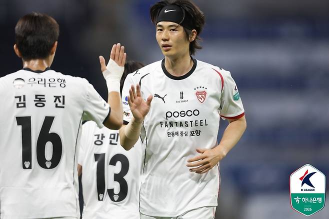 기성용(가운데). /사진=한국프로축구연맹 제공