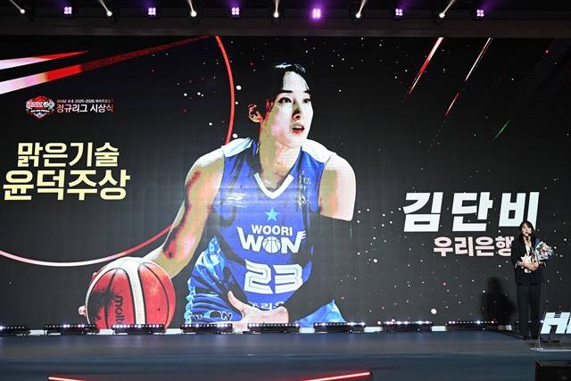 시상식 무대에 오른 김단비. /사진=WKBL 제공