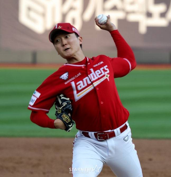 SSG 김건우가 12일 수원 KT전에서 역투하고 있다. /사진=강영조 선임기자