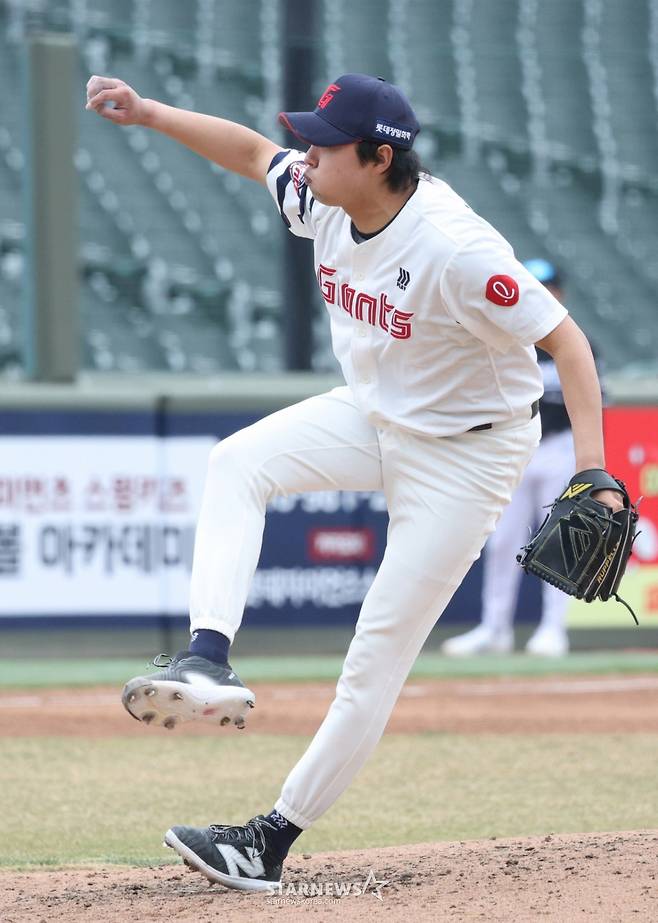 2026 신한 SOL Bank KBO리그 시범경기 롯데 자이언츠 대 KT 위즈 경기가 12일 부산 사직야구장에서 열렸다. 롯데 정철원이 역투하고 있다. /사진=김진경 kim.jinkyung@