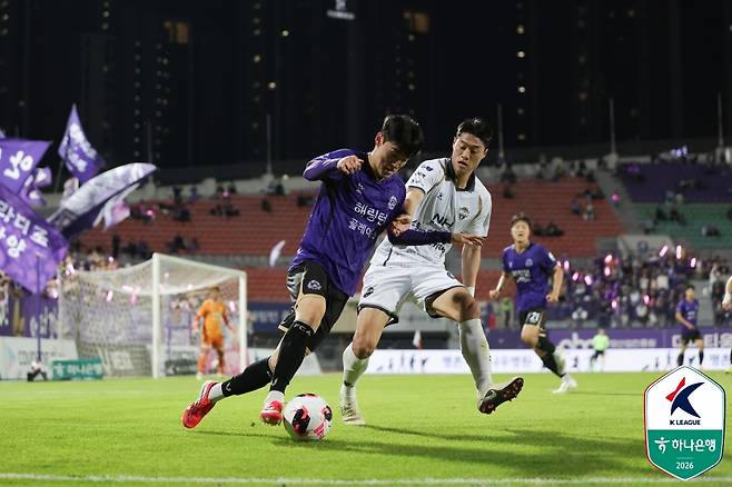이태희(왼쪽)와 이건희. /사진=한국프로축구연맹 제공