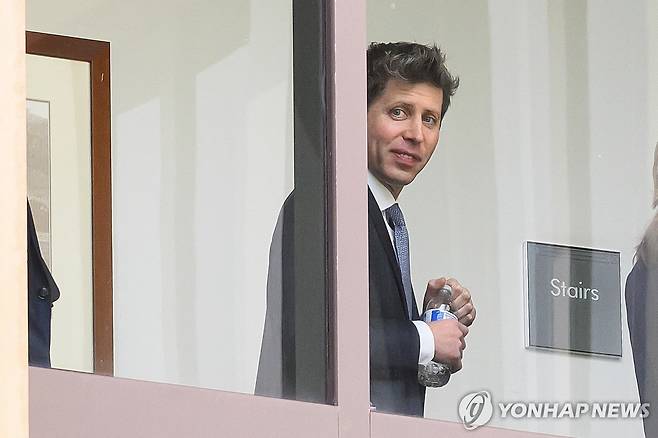 법원 복도 걷는 샘 올트먼 샘 올트먼 오픈AI 최고경영자(CEO)가 12일(현지시간) 미국 캘리포니아 북부연방지법 오클랜드지원의 복도를 걷고 있다. 올트먼 CEO는 일론 머스크 테슬라 CEO가 소송을 제기해 이날 열린 재판에서 증인으로 출석했다. [AFP=연합뉴스]