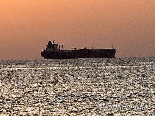 오만 무스카트에서 보이는 호르무즈 해협 통과 선박 (무스카트 [오만] UPI=연합뉴스) 2026년 5월 12일 오만 무스카트해변에서 촬영된 호르무즈 해협 통과 선박의 모습. (Photo by Ismael Mohamad/UPI) 2026.5.13.