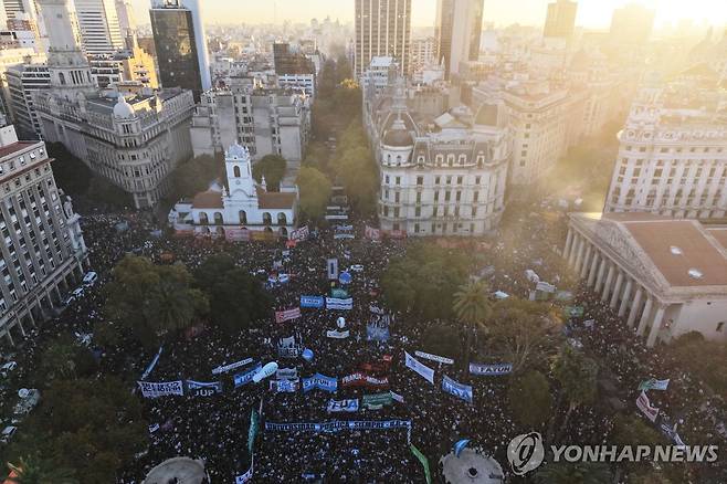 아르헨티나 국립대 지지 대규모 시위 (부에노스아이레스= AP 연합뉴스) 12일(현지시간) 주최 측 추산 150만명이 아르헨티나 전역에서 국립대 지지 대규모 시위에 참여했다. 하비에르 밀레이 대통령 취임 이후 4번째 국립대 지지 시위로 시위대는 정부를 향해 대학재정지원법을 즉각 시행하고 대학 예산 및 교수 임금을 복원하라고 요구했다. photo@yna.co.kr 2026.5.13