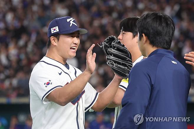 고우석의 웃음 (도쿄=연합뉴스) 임화영 기자 = 8일 일본 도쿄돔에서 열린 2026 월드베이스볼클래식(WBC) C조 조별리그 3차전 대한민국과 대만의 경기.
    9회초를 무실점으로 마무리한 한국 고우석이 기뻐하고 있다. 2026.3.8 hwayoung7@yna.co.kr