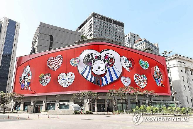 신세계백화점, 동심 입은 '푸빌라' 영상 선봬 (서울=연합뉴스) 신세계백화점이 가정의 달인 5월을 맞아 다음 달 28일까지 본점 미디어파사드 신세계스퀘어에서 리틀 신세계 아티스트 행사를 통해 모인 어린이들의 그림을 바탕으로 제작된 특별한 영상을 선보인다고 28일 밝혔다. 사진은 어린이들이 그려낸 푸빌라 영상 모습. 2026.4.28 [신세계백화점 제공. 재판매 및 DB 금지] photo@yna.co.kr