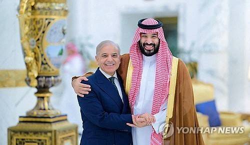 샤리프 파키스탄 총리(왼쪽)와 무함마드 빈 살만 사우디 왕세자 [로이터 연합뉴스 자료사진. 재판매 및 DB 금지]