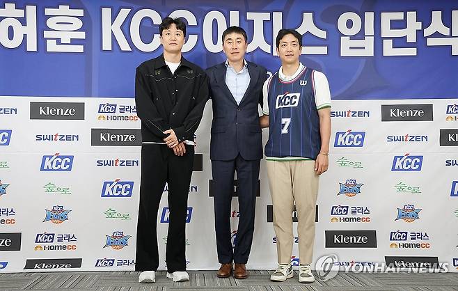 이상민 감독 아래에서 함께 하게 된 허웅·허훈 형제 (서울=연합뉴스) 김도훈 기자 = 부산 KCC 이지스로 이적한 허훈(오른쪽)이 29일 서울 강남구 KBL센터에서 열린 입단식에서 이상민 감독(가운데)과 선수 대표로 참석한 허웅과 함께 기념촬영을 하고 있다. 2025.5.29 superdoo82@yna.co.kr