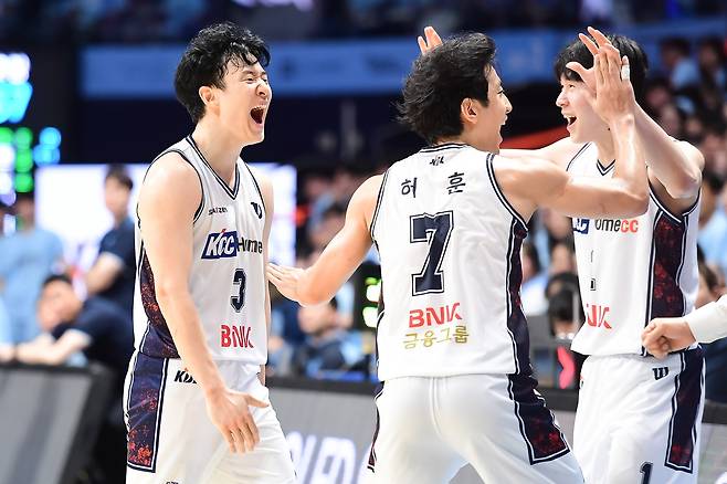환호하는 허웅과 허훈 [KBL 제공. 재판매 및 DB 금지]