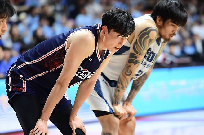 송교창과 케빈 켐바오(좌측부터) [KBL 제공. 재판매 및 DB 금지]