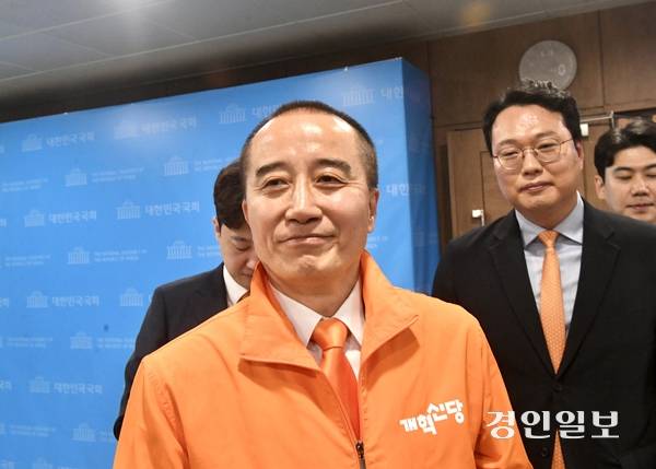 개혁신당 정승연 인천 연수갑 국회의원 보궐선거 후보가 백브리핑을 마친 뒤 이준석 대표, 천하람 원내대표 등과 퇴장하고 있다. 2026.5.13 /김우성기자 wskim@kyeongin.com