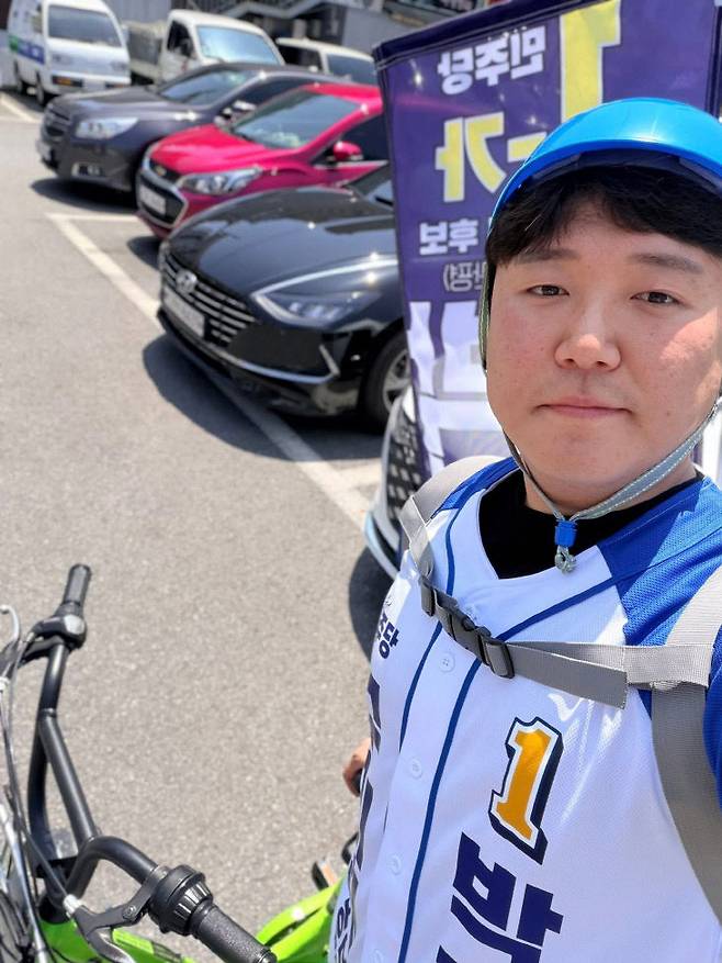 더불어민주당 박정수 유성구의원 후보가 관평동 먹자골목에서 자전거를 타고 골목을 누비는 '민생라이더' 선거운동을 펼쳤다./사진=캠프제공